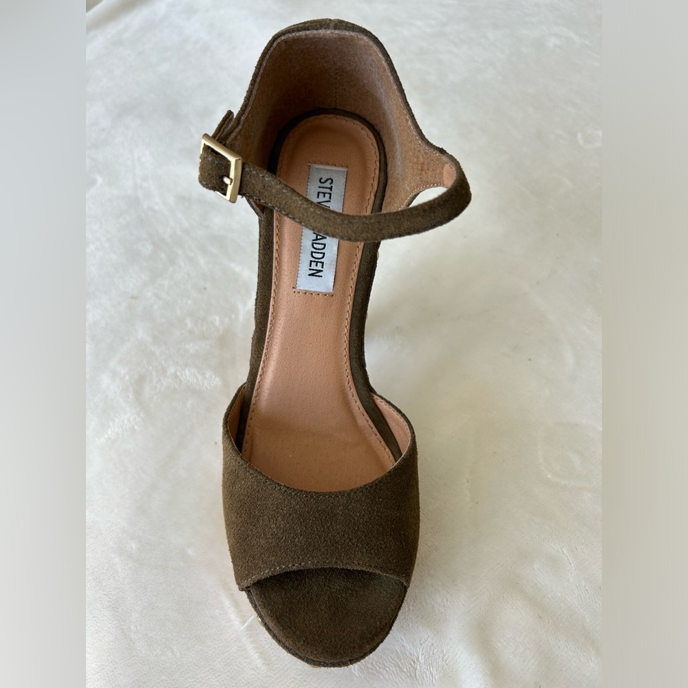 Steve Madden green suede wood heals. Size 6 - Picture 5 of 8